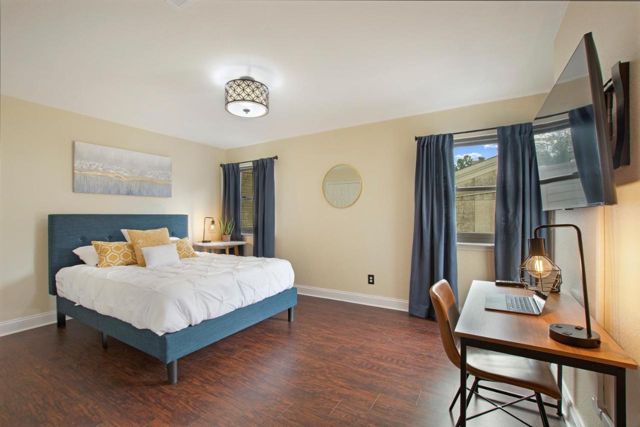 Cjs Cozy Farmhouse 2-Story Uptown Home Casa de férias