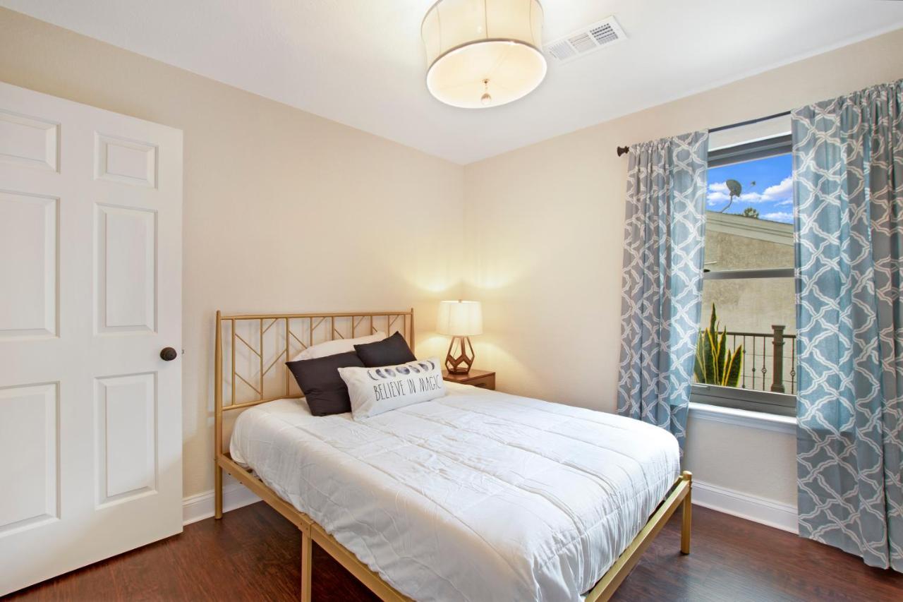 Casa de férias Cjs Cozy Farmhouse 2-Story Uptown Home *