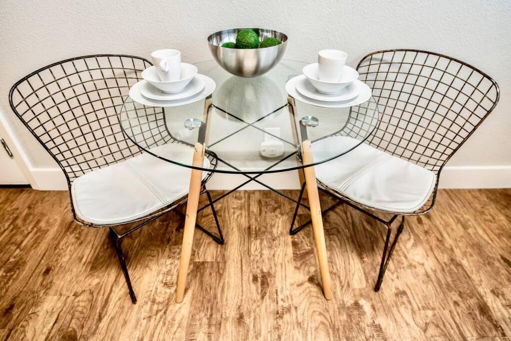 For Dallas: Close To Deep Ellum & Aac! * Dallas