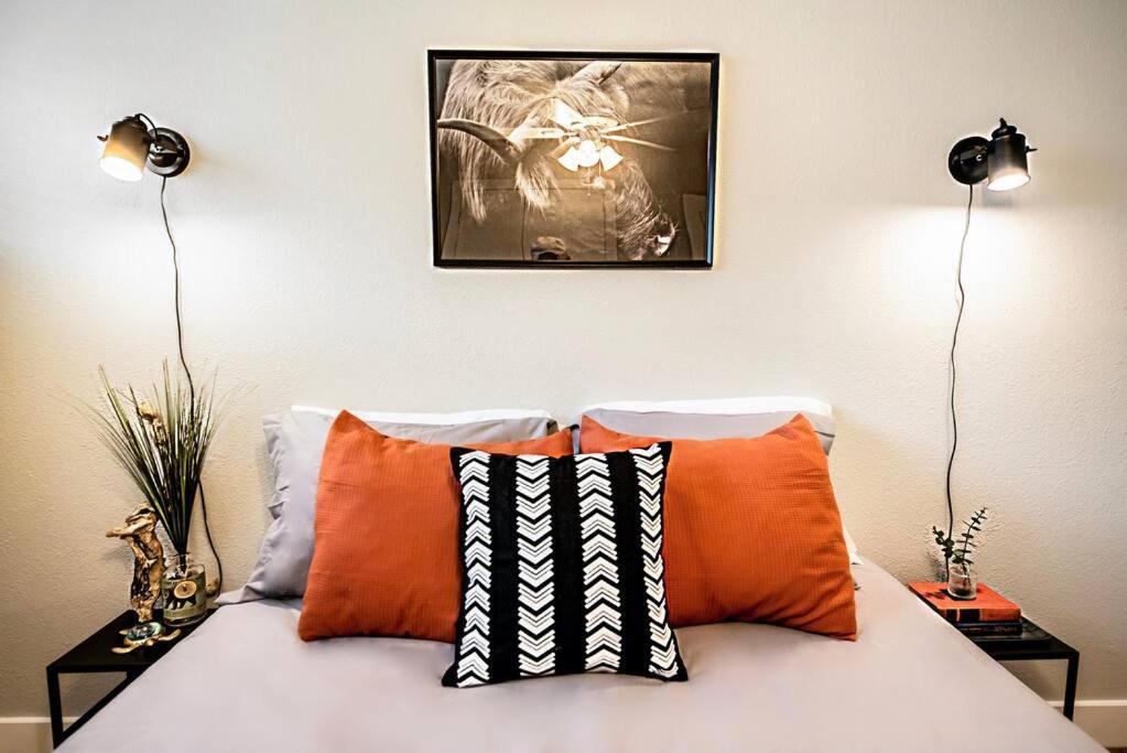 For Dallas: Close To Deep Ellum & Aac! * Dallas