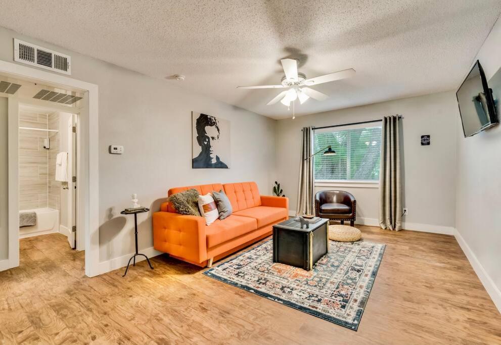 For Dallas: Close To Deep Ellum & Aac! *