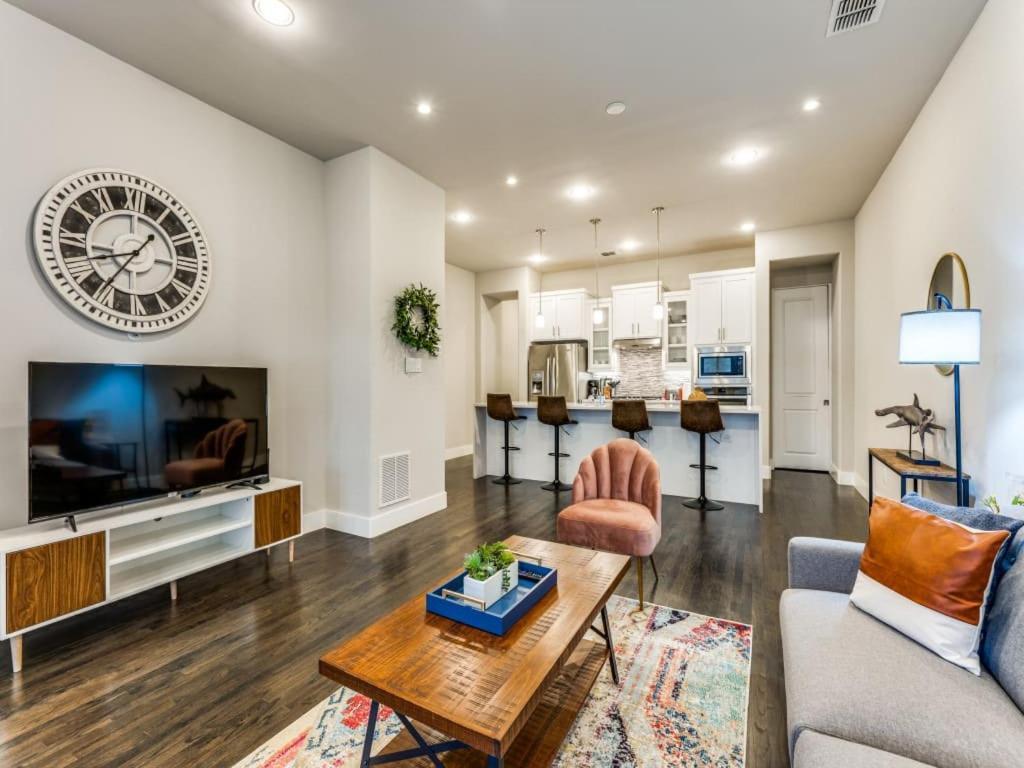 Cozysuites Uptown 3br King Beds Skyline View Apartment