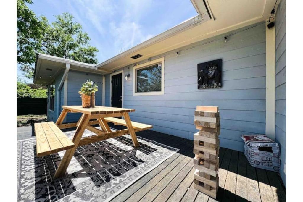 Holiday home King Bed / 10min To Dwntwn / Pets / Backyard Deck