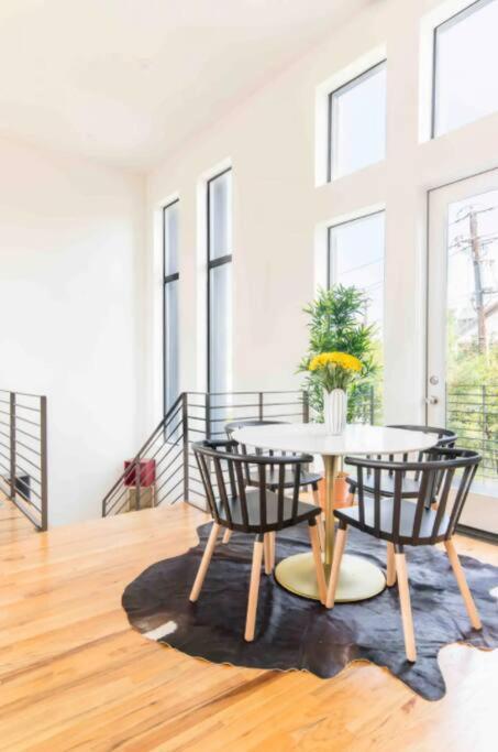 Glamorous Perfectly Located Luxury 2 Bed Townhome *