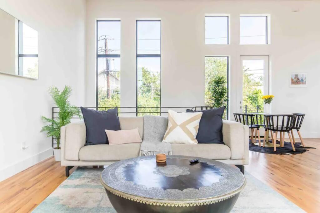 Glamorous Perfectly Located Luxury 2 Bed Townhome Dallas