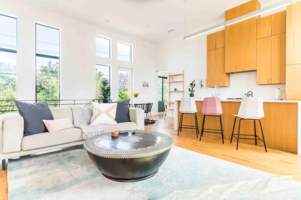 Glamorous Perfectly Located Luxury 2 Bed Townhome Holiday home