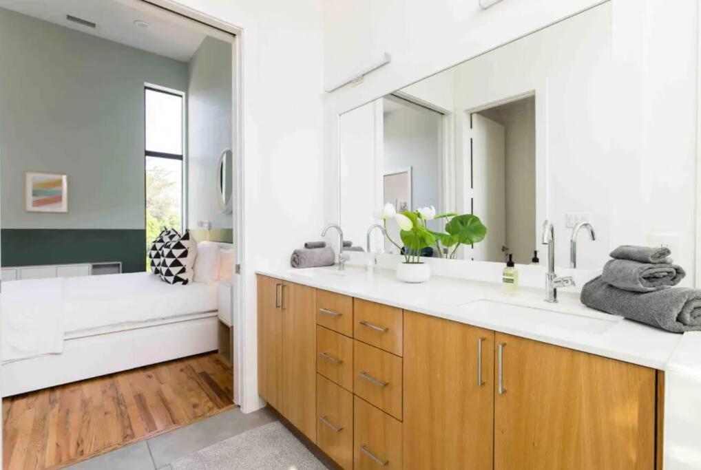 Glamorous Perfectly Located Luxury 2 Bed Townhome Dallas