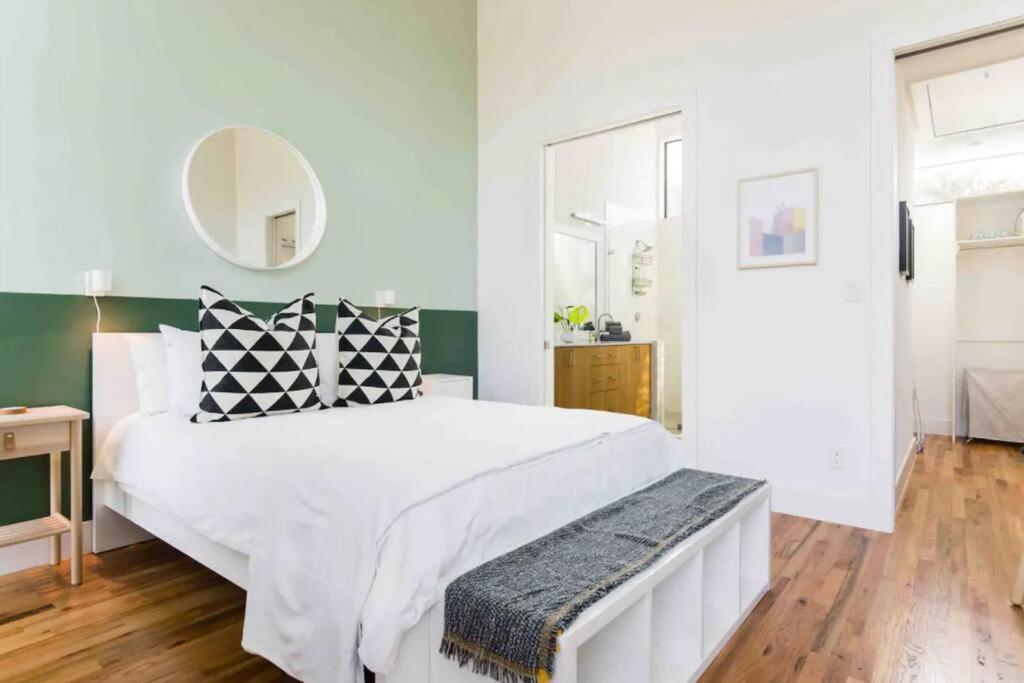 Glamorous Perfectly Located Luxury 2 Bed Townhome Holiday home Dallas