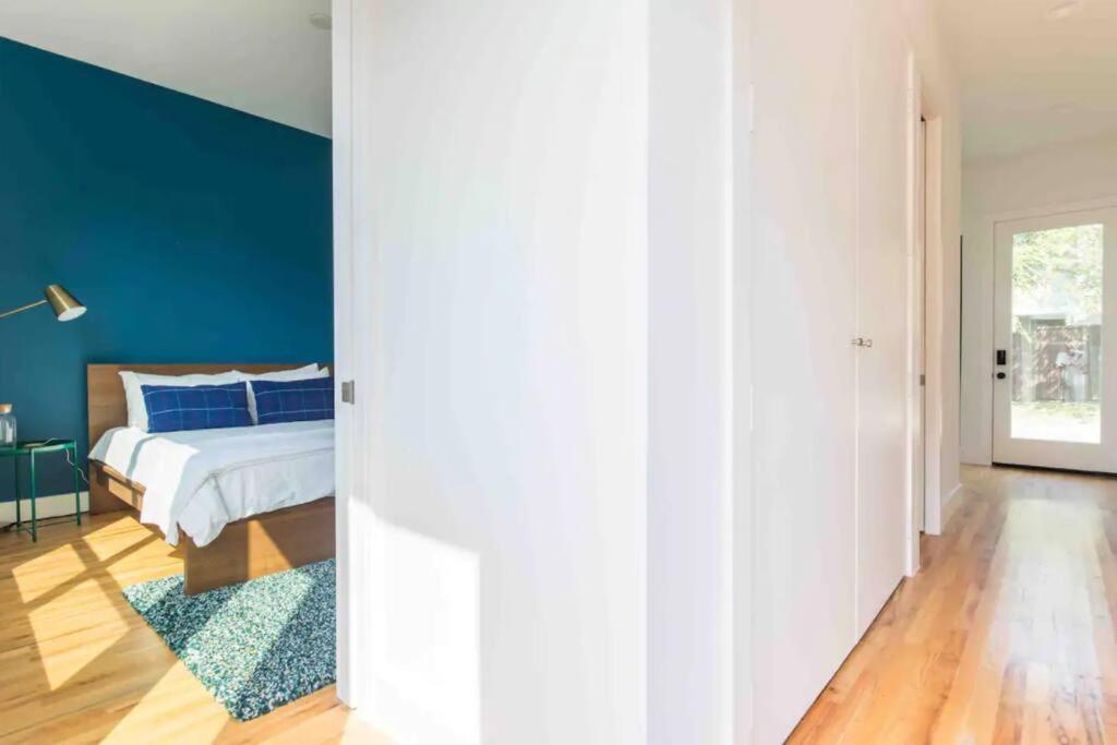 Glamorous Perfectly Located Luxury 2 Bed Townhome *