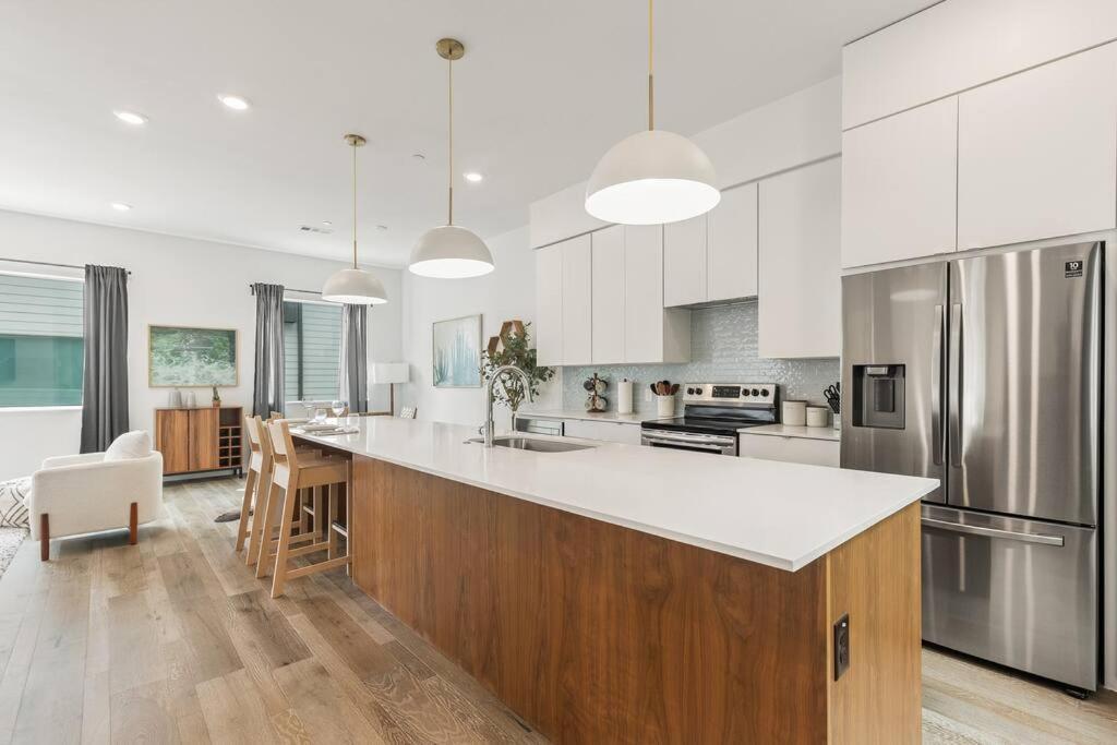 Casa de férias Deluxe 2-bed Townhome Close To Everything! *