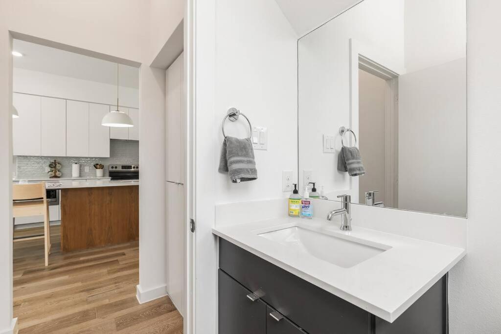 Deluxe 2-bed Townhome Close To Everything! Casa de férias *