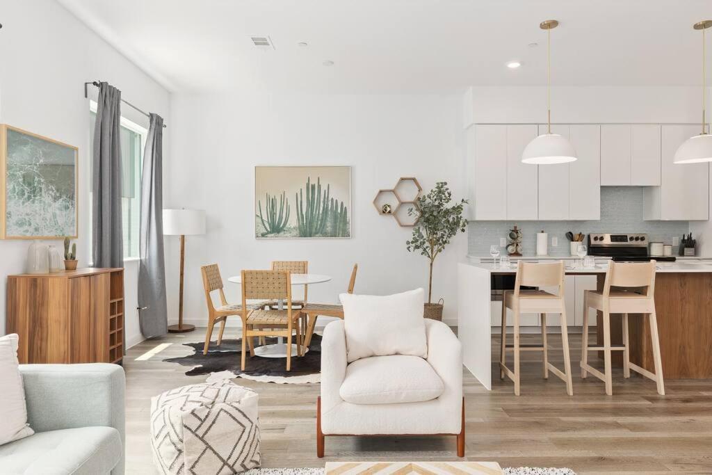 Deluxe 2-bed Townhome Close To Everything! *