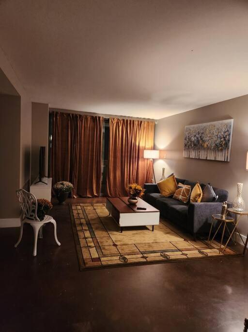 Apartment Awesome! In Downtown