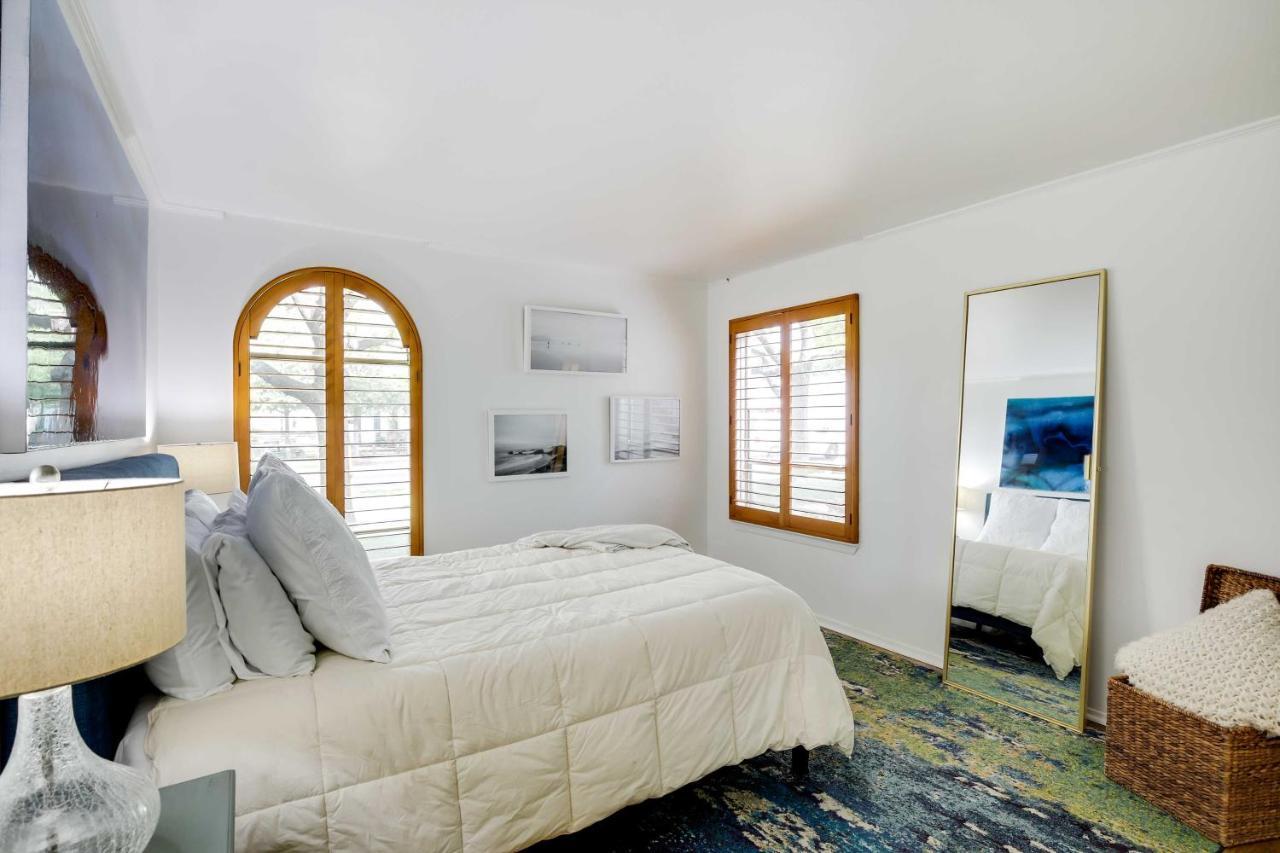 Stylish Knox Henderson With Community Pool!