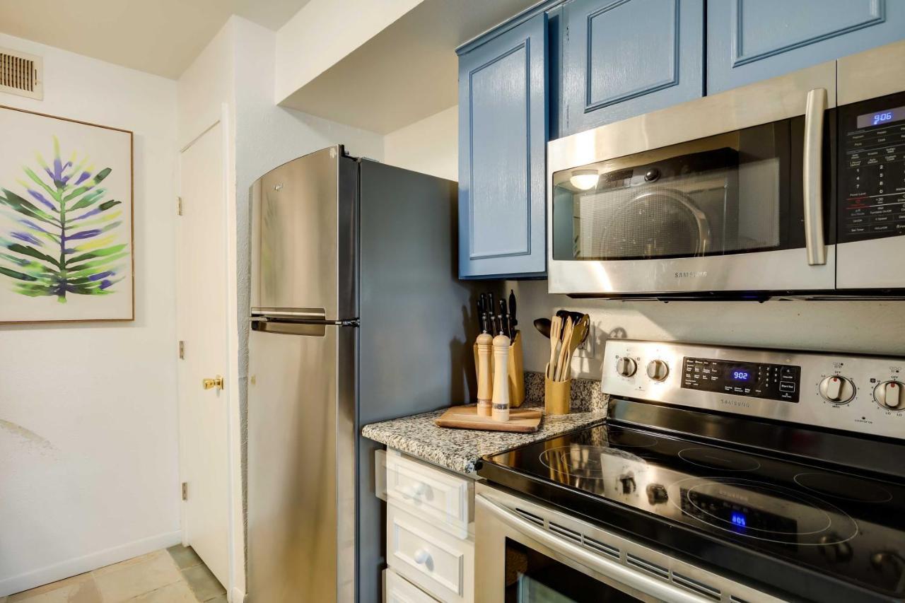 Stylish Knox Henderson With Community Pool! *