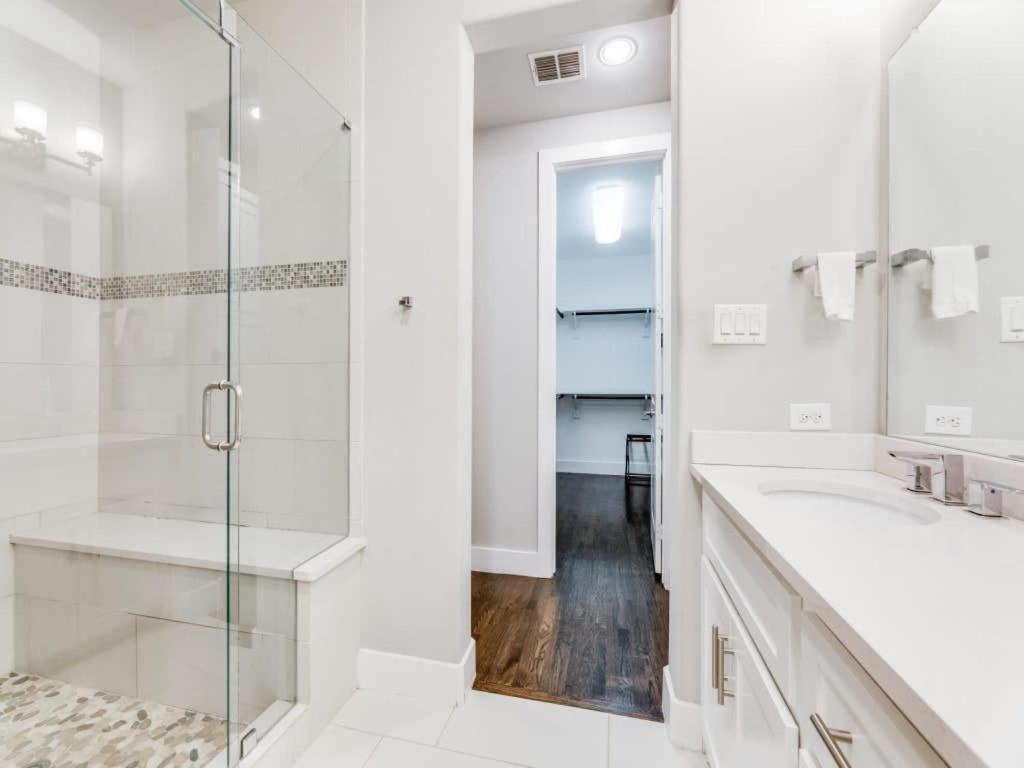 Apartment Cozysuites Uptown 3br King Beds Skyline View