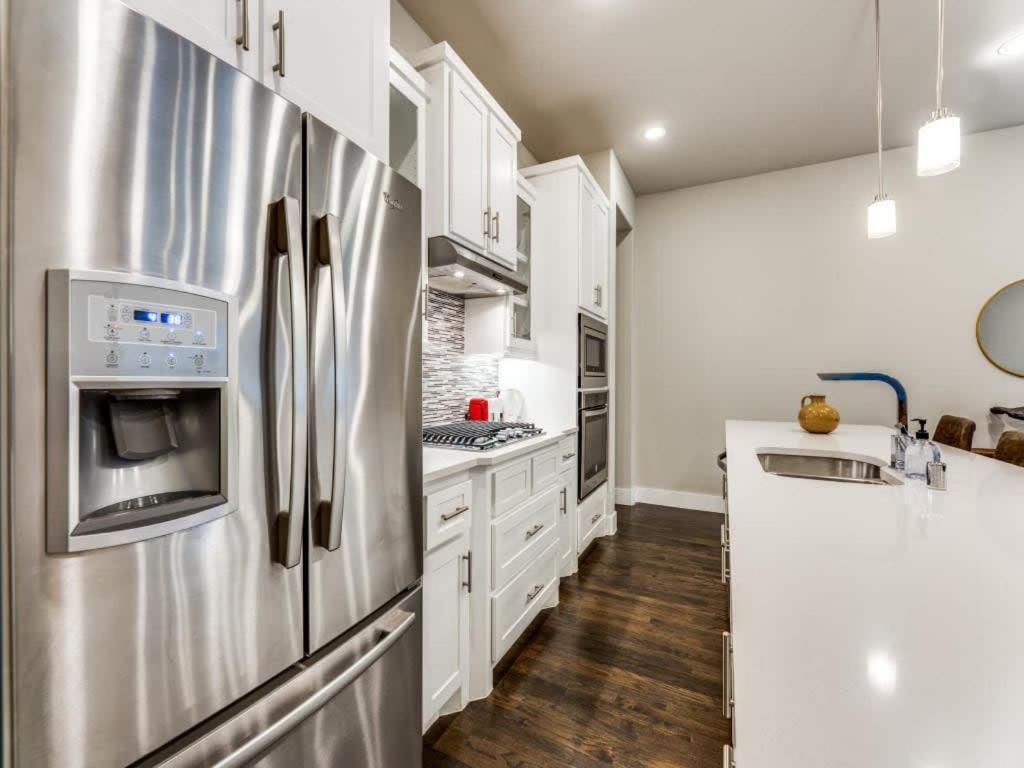 Cozysuites Uptown 3br King Beds Skyline View Apartment *