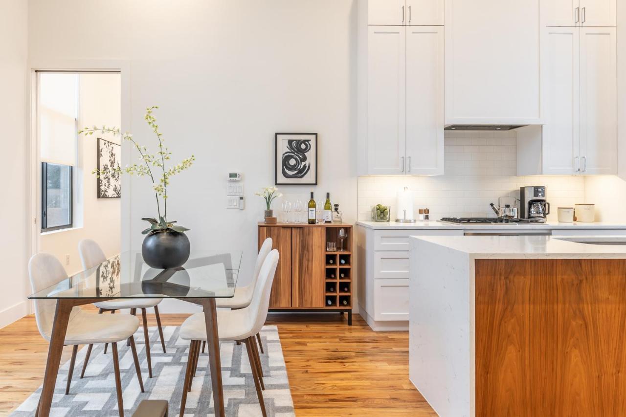 Stylish & Perfectly Located Luxury 2-bed Townhome Holiday home *