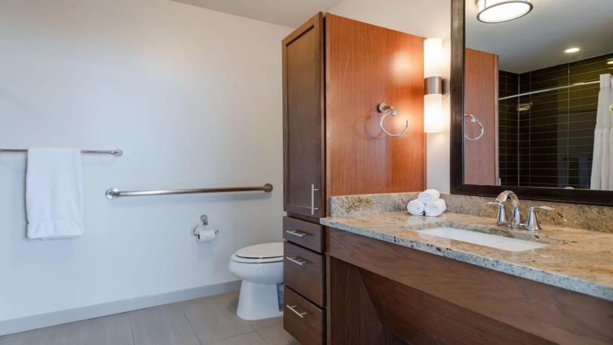 Apartment 23rd Fl Bold Cozysuites With Pool, Gym