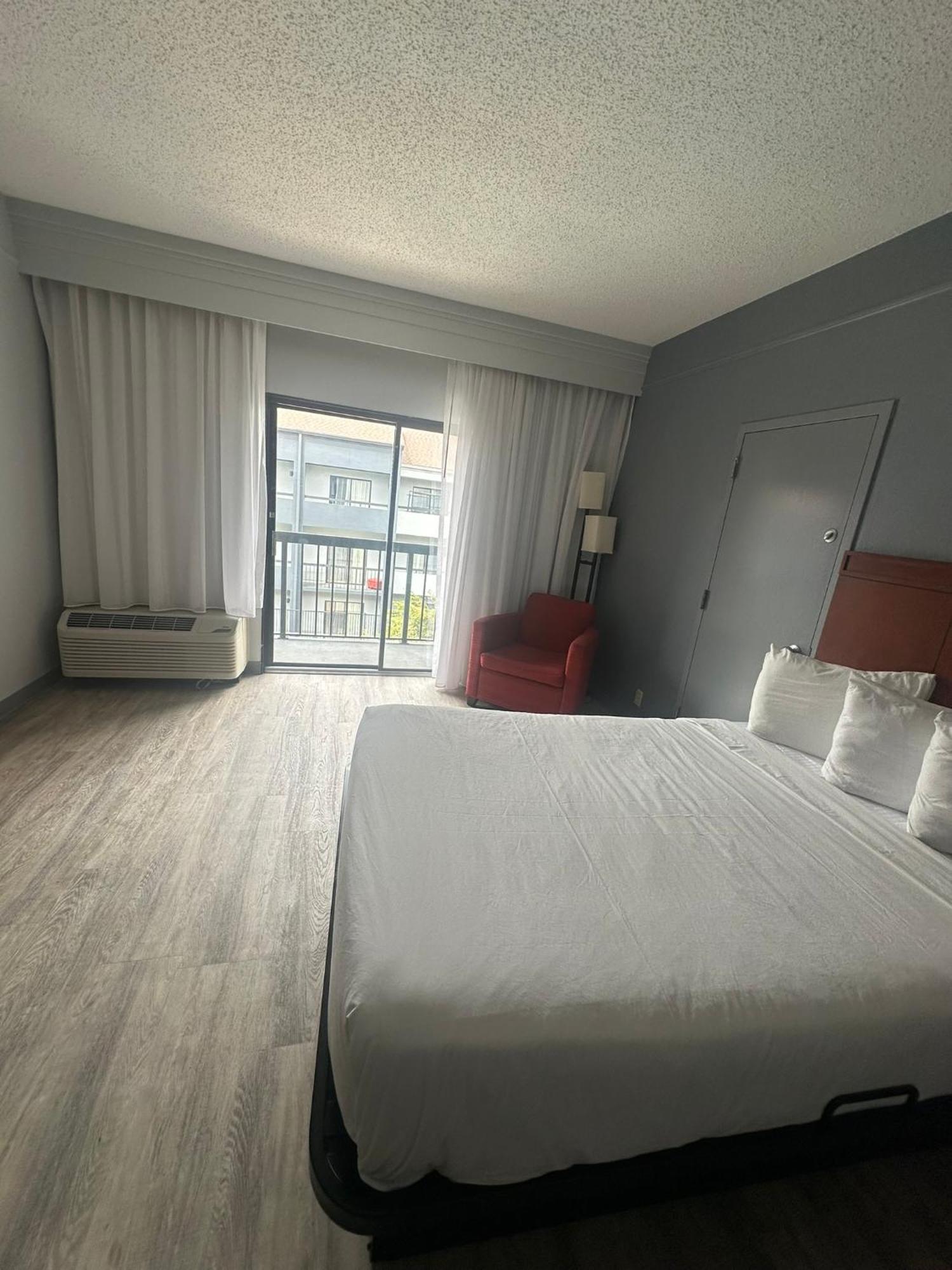 Super 8 By Wyndham Field Airport 2*