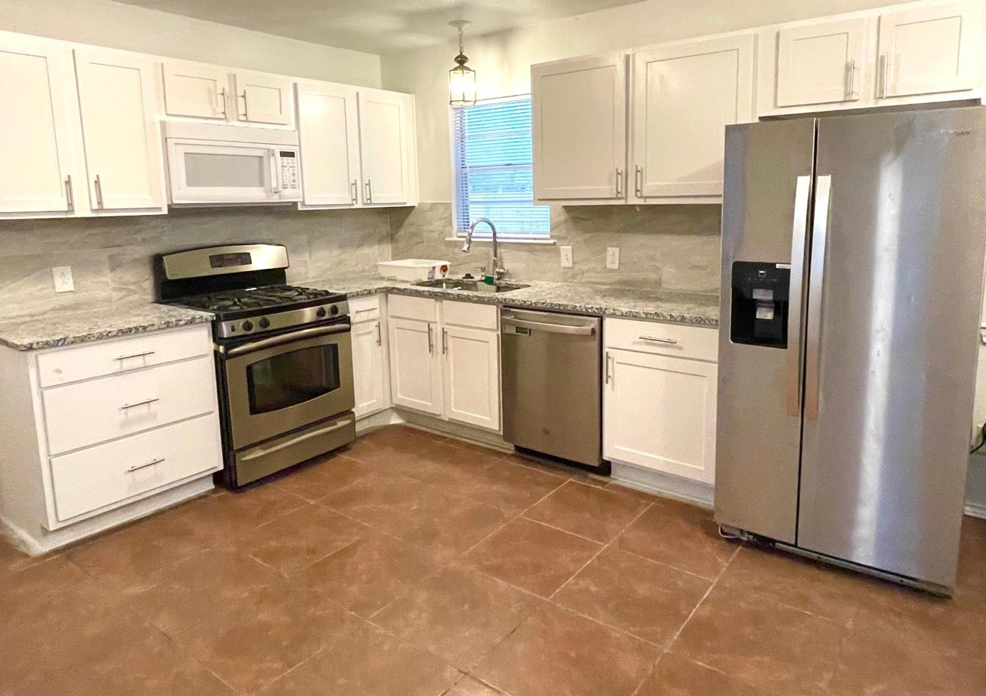 Near Downtown Dallas4 *