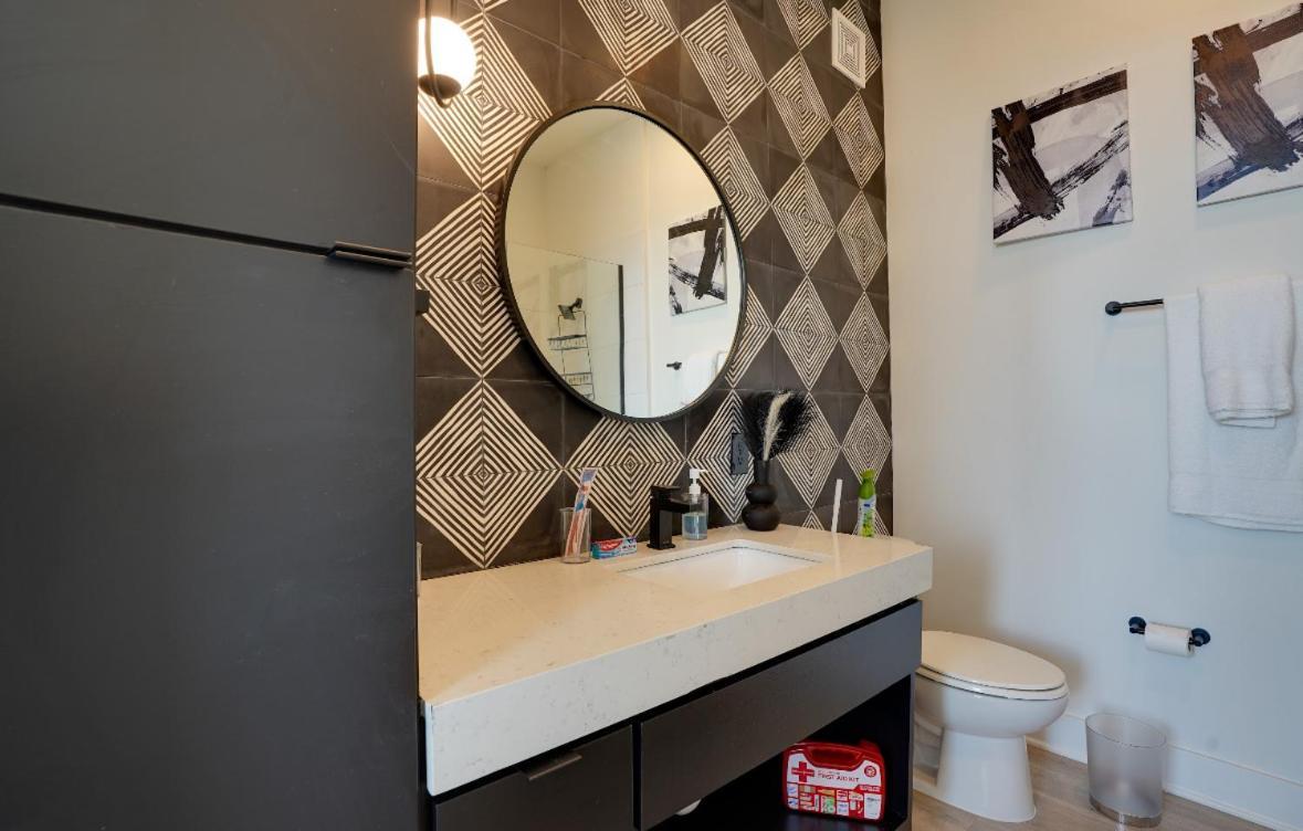 King In ,dallas Tx 10 Min From Down Town Apartment