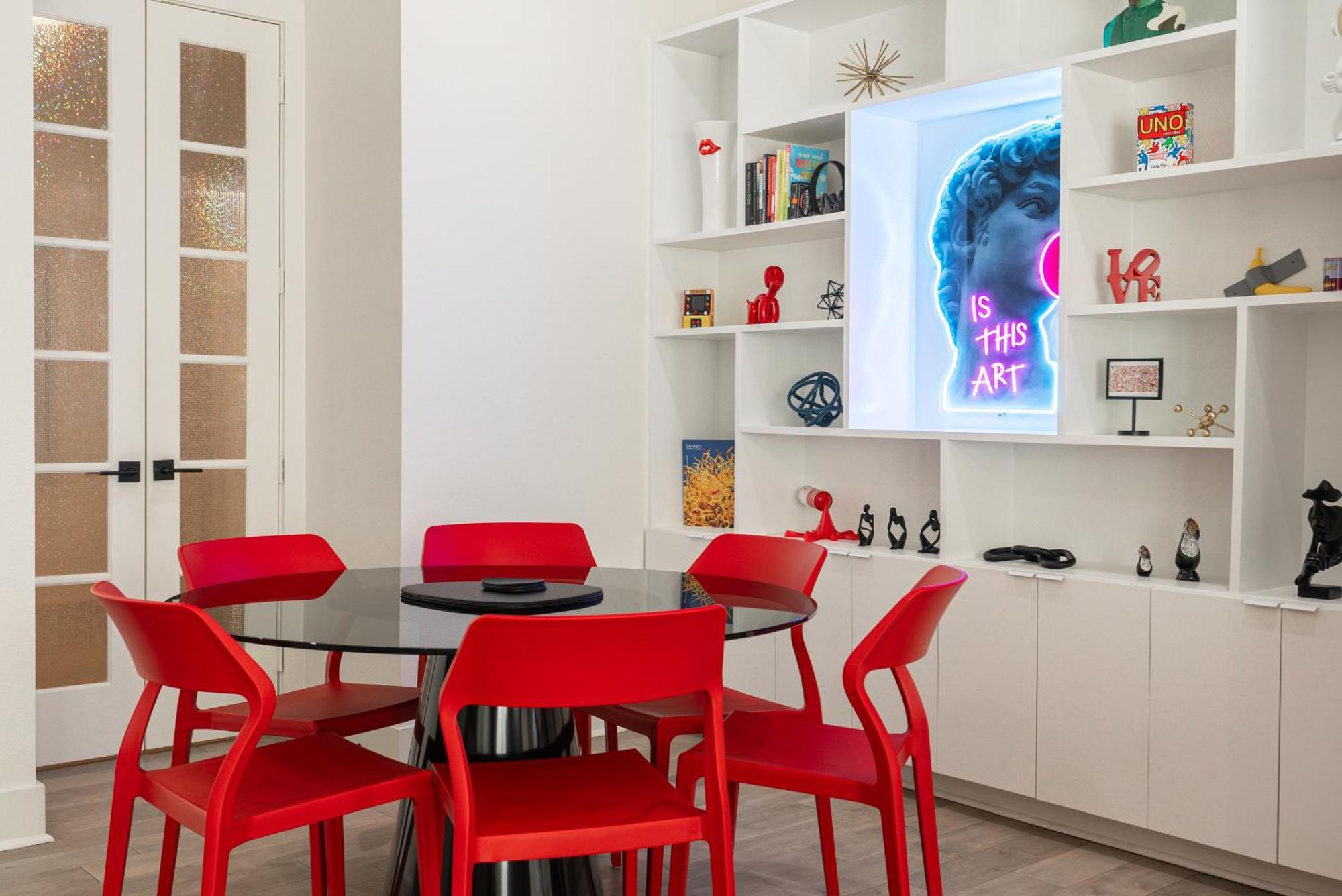 Banksy-inspired Urban In Bishop Arts Holiday home *