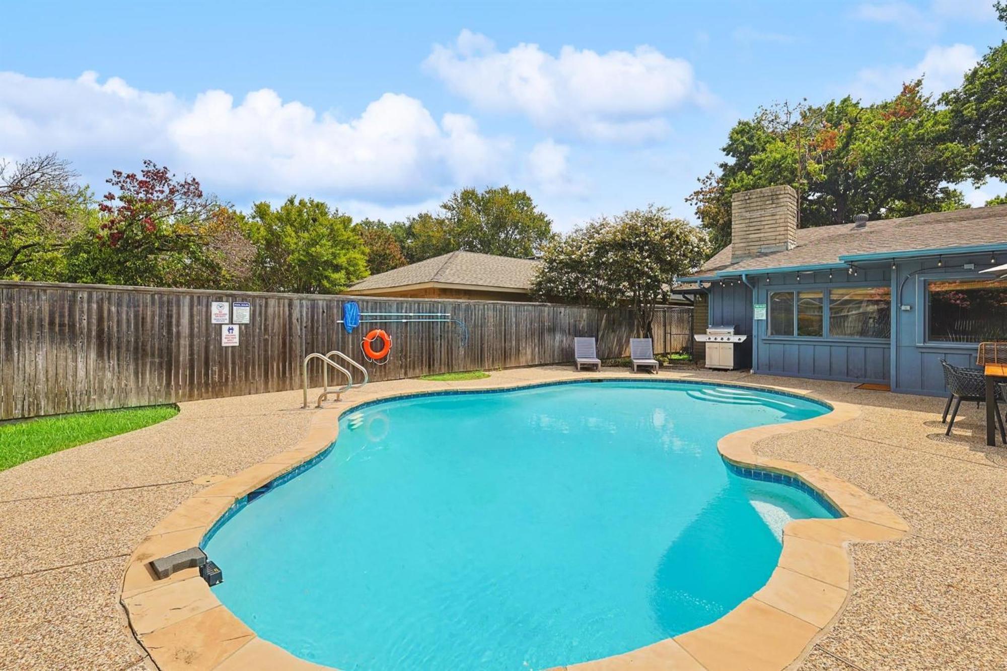 4-bd Serene Hideaway W Pool Foosball And Patio Holiday home *