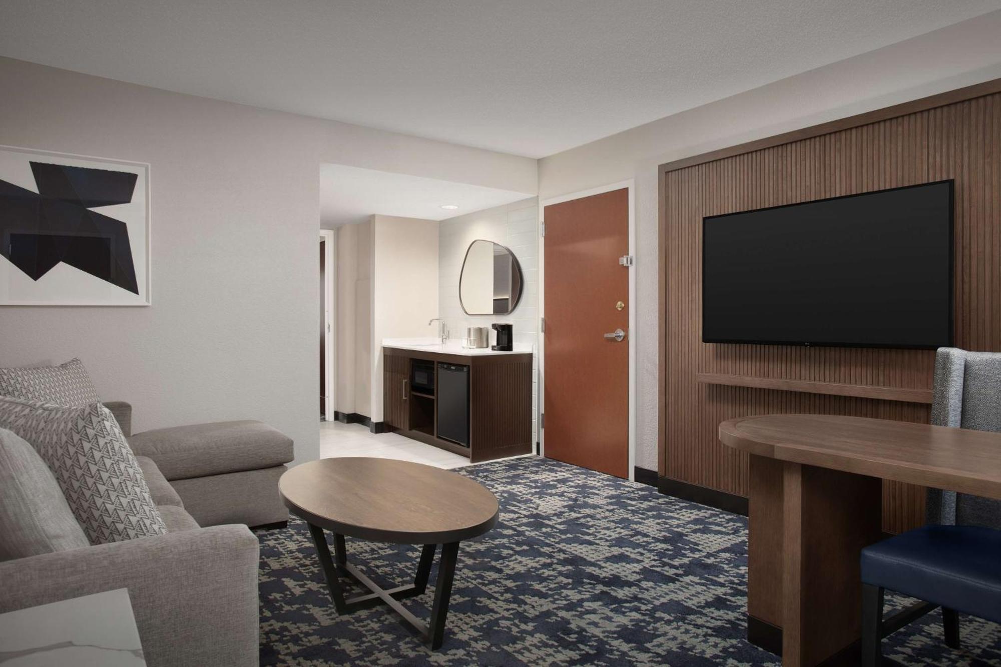 Embassy By Hilton Near The Galleria Hotel 4*