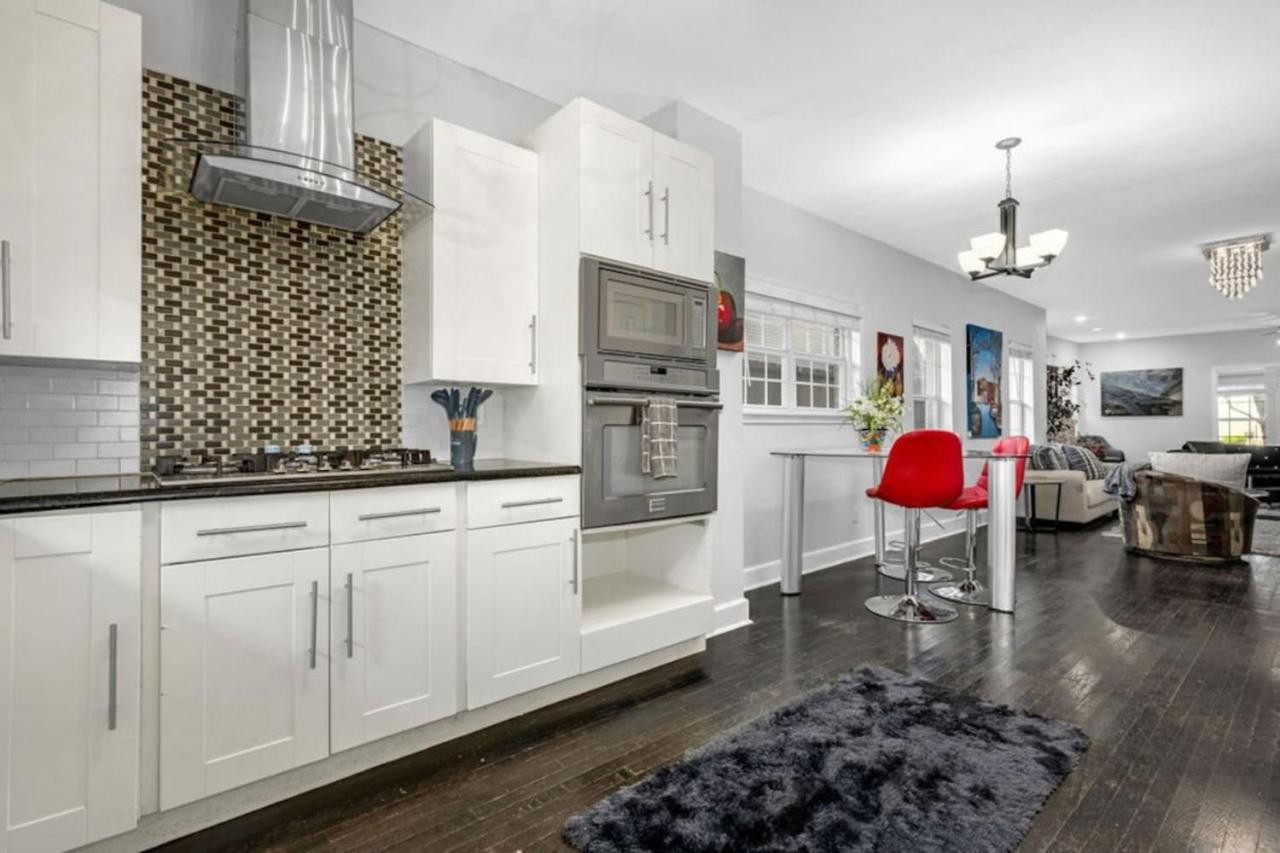 Holiday home Brand New. The Oak Lawn Glam House. Pool. Backyard Oasis.