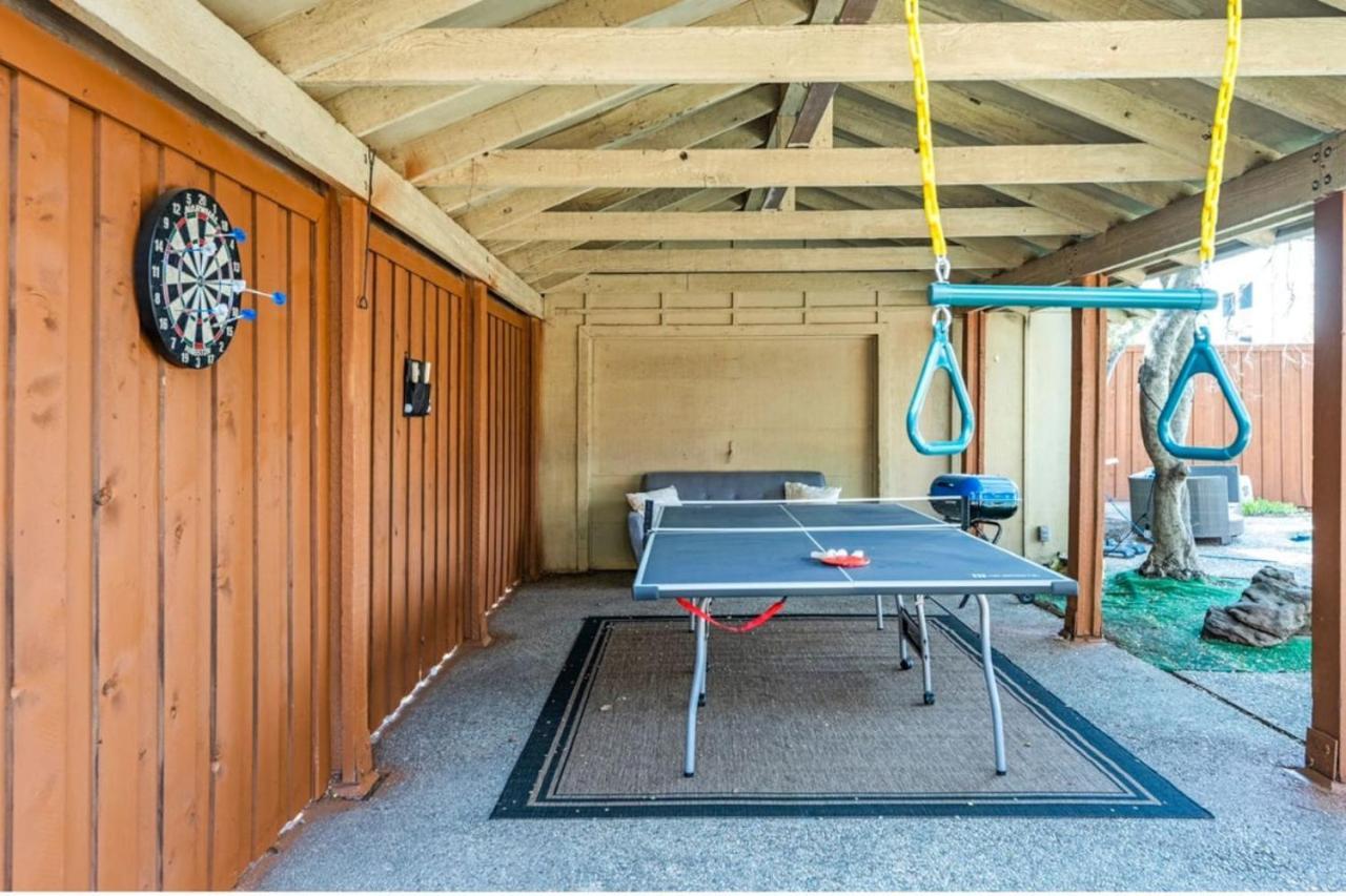 Brand New. The Oak Lawn Glam House. Pool. Backyard Oasis. Holiday home