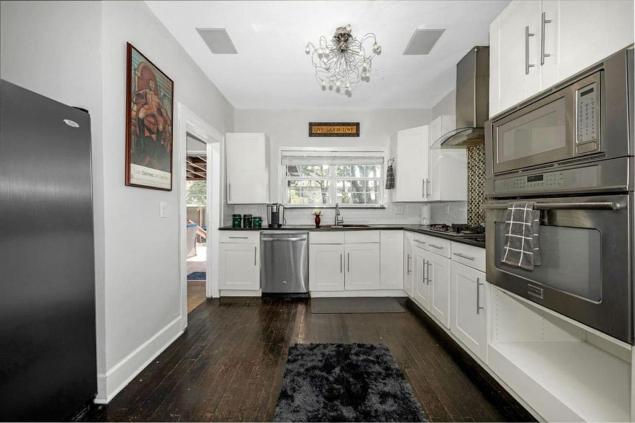 Holiday home Brand New. The Oak Lawn Glam House. Pool. Backyard Oasis. Dallas