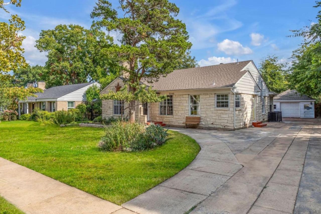 Holiday home New The Safari House. Two Primary King Bedrooms And Pool Dallas