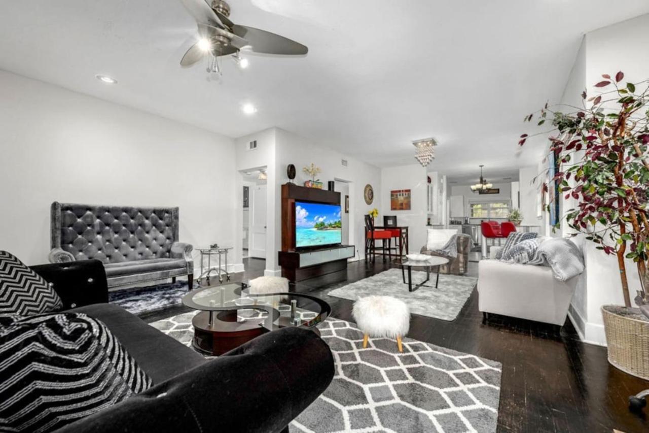 Brand New. The Oak Lawn Glam House. Pool. Backyard Oasis. Holiday home Dallas
