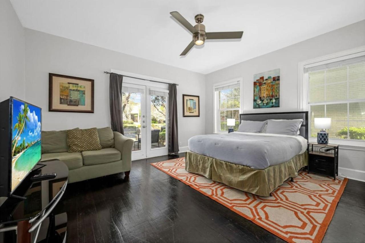 Holiday home Brand New. The Oak Lawn Glam House. Pool. Backyard Oasis. Dallas