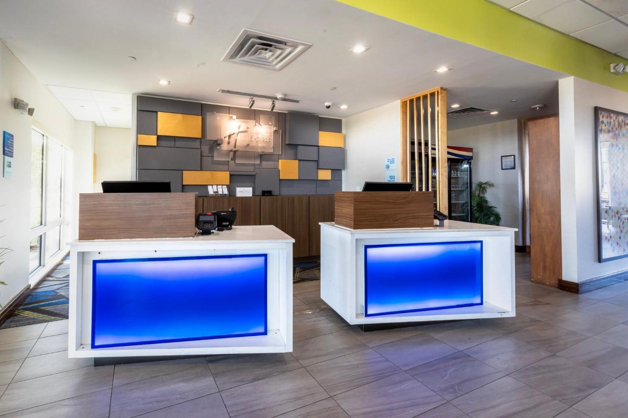 Express & Dallas Ne Arboretum Hotel