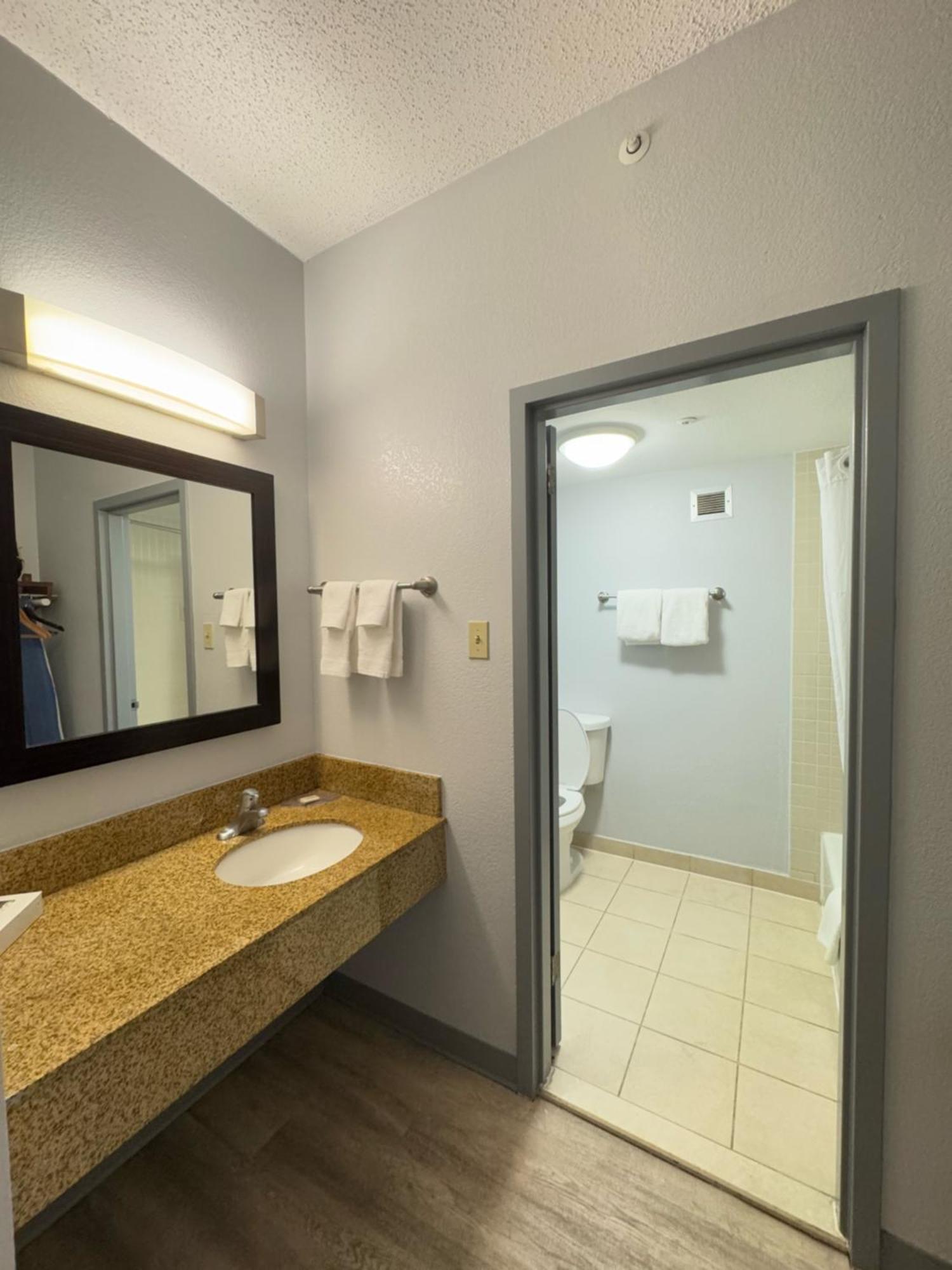Super 8 By Wyndham Field Airport Dallas