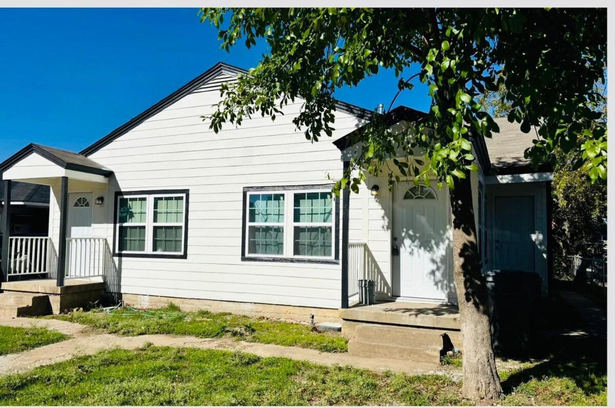 Spacious Location! 15 Minutes From Downtown Apartment *