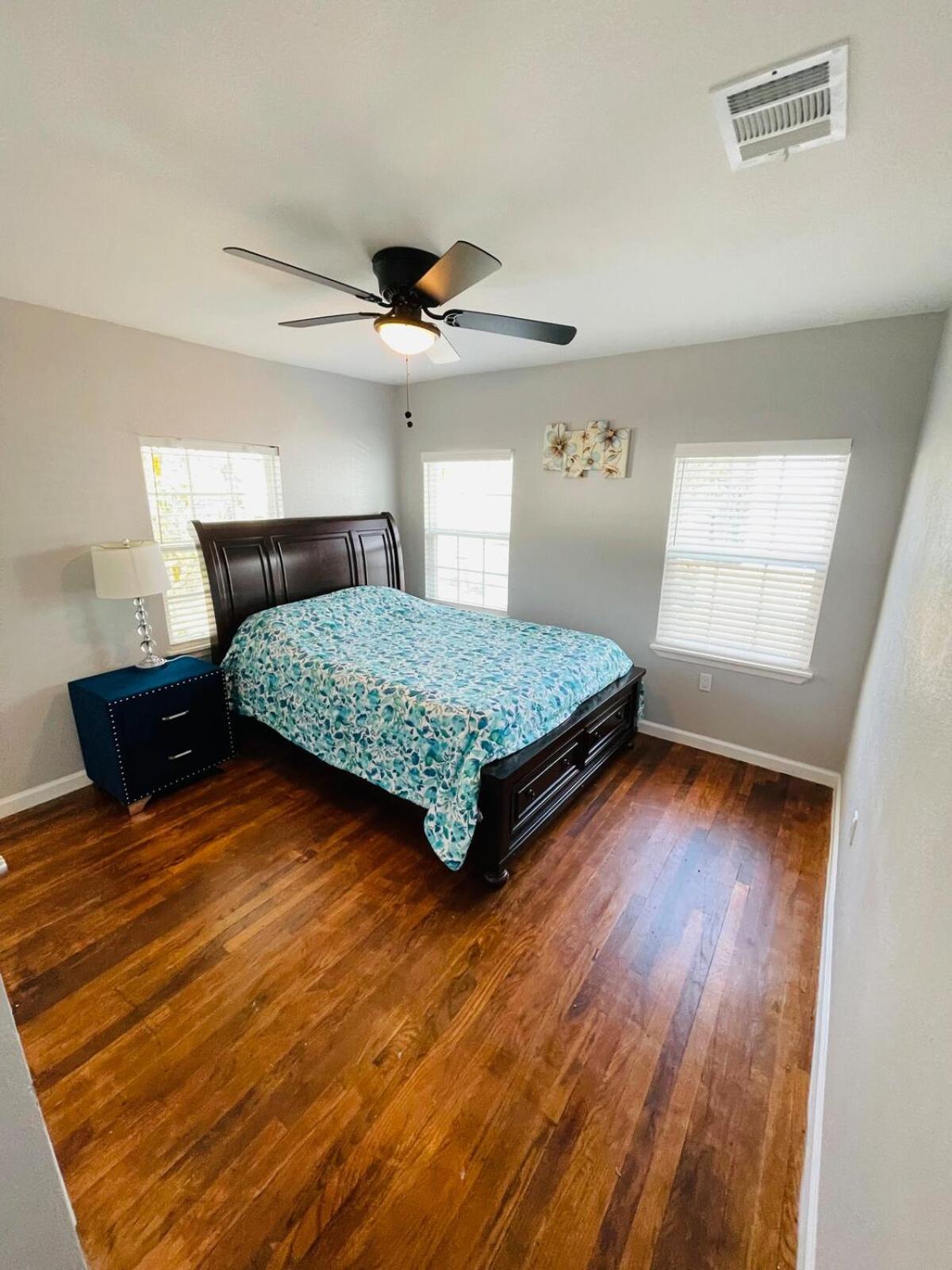 Apartment Spacious Location! 15 Minutes From Downtown Dallas