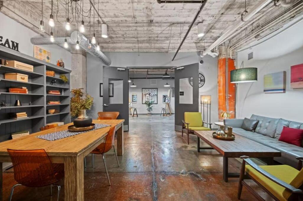 Chic Downtown Industrial Loft Apartment *