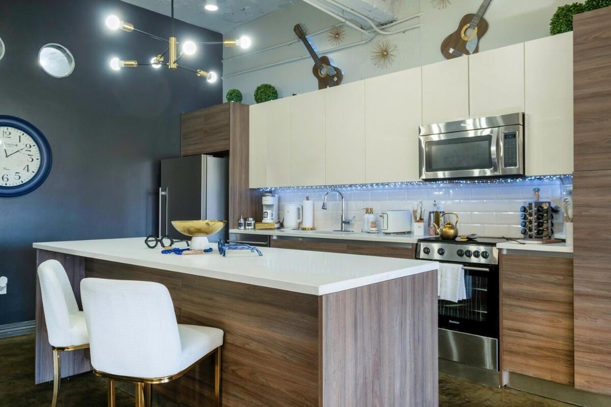 Apartment Chic Downtown Industrial Loft *