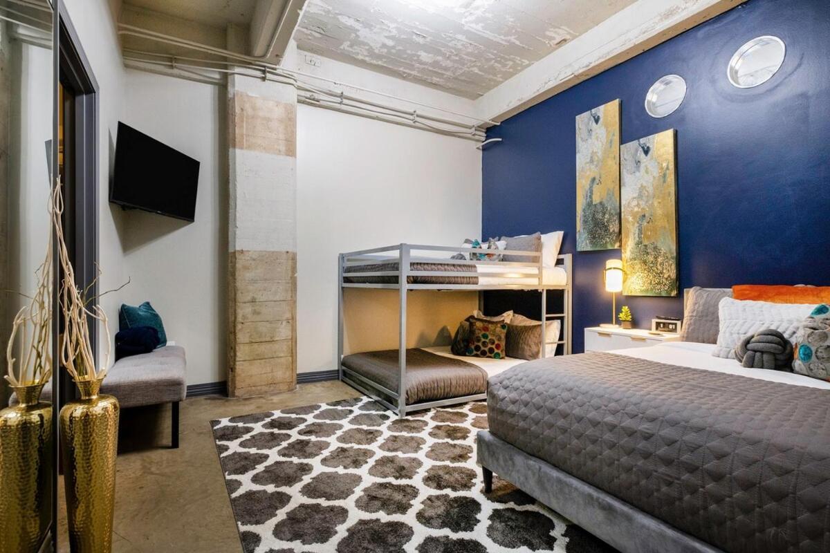 Chic Downtown Industrial Loft *