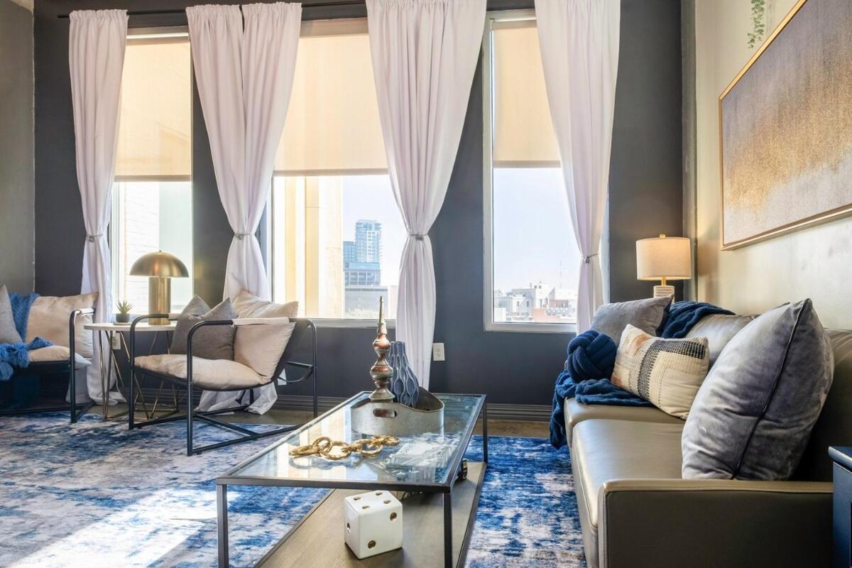 Apartment Chic Downtown Industrial Loft *