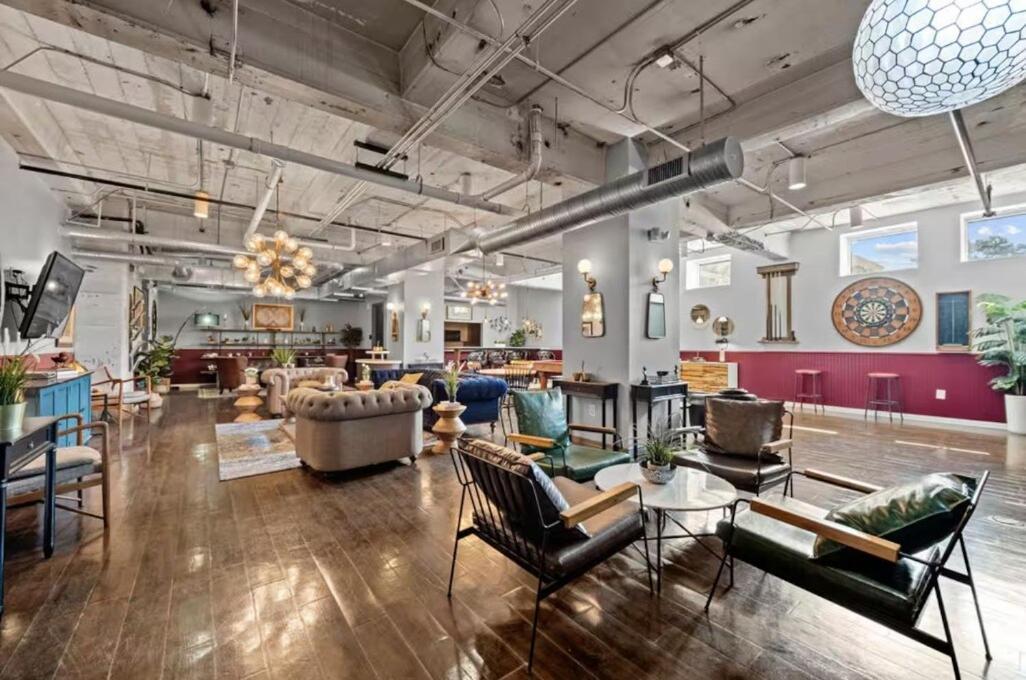 Chic Downtown Industrial Loft *