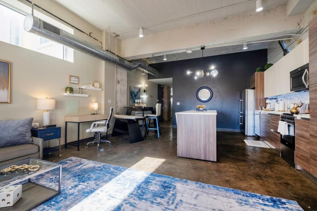 Chic Downtown Industrial Loft Apartment *