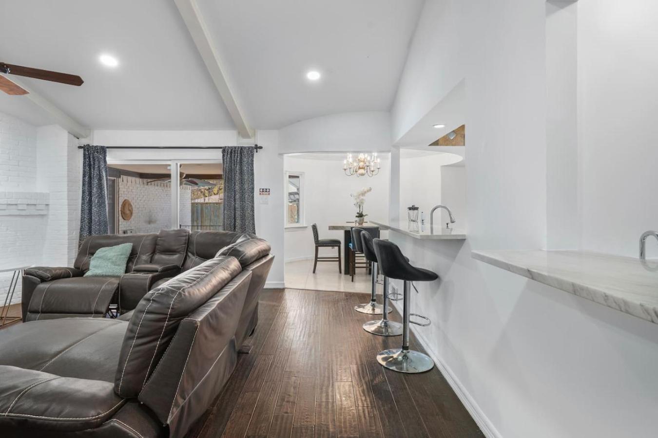 Group Family Getaway With Private Pool In