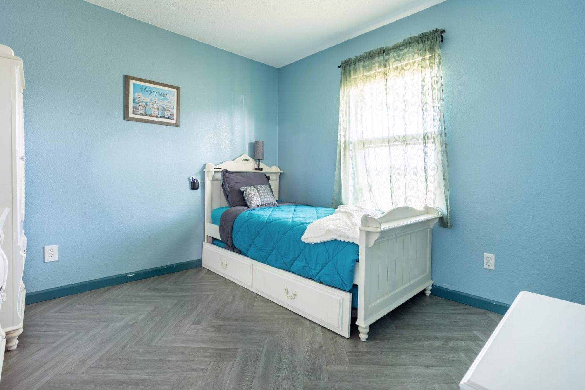 Ultimate Group Getaway With Massage Chair, Family Game Room, 2 King Beds, Sleeps 12 *