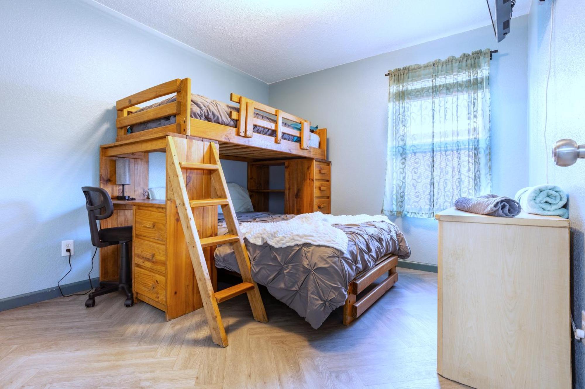 Ultimate Group Getaway With Massage Chair, Family Game Room, 2 King Beds, Sleeps 12 Holiday home