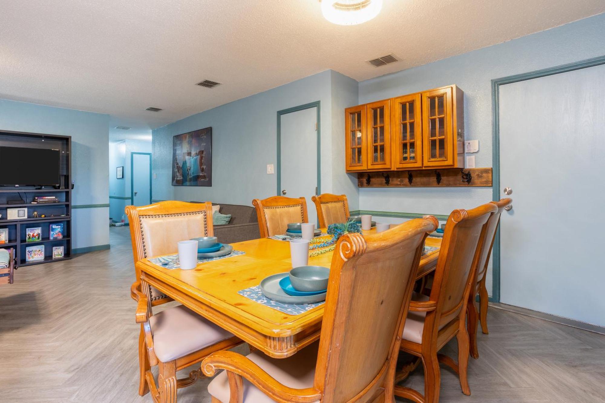 Ultimate Group Getaway With Massage Chair, Family Game Room, 2 King Beds, Sleeps 12 Holiday home *