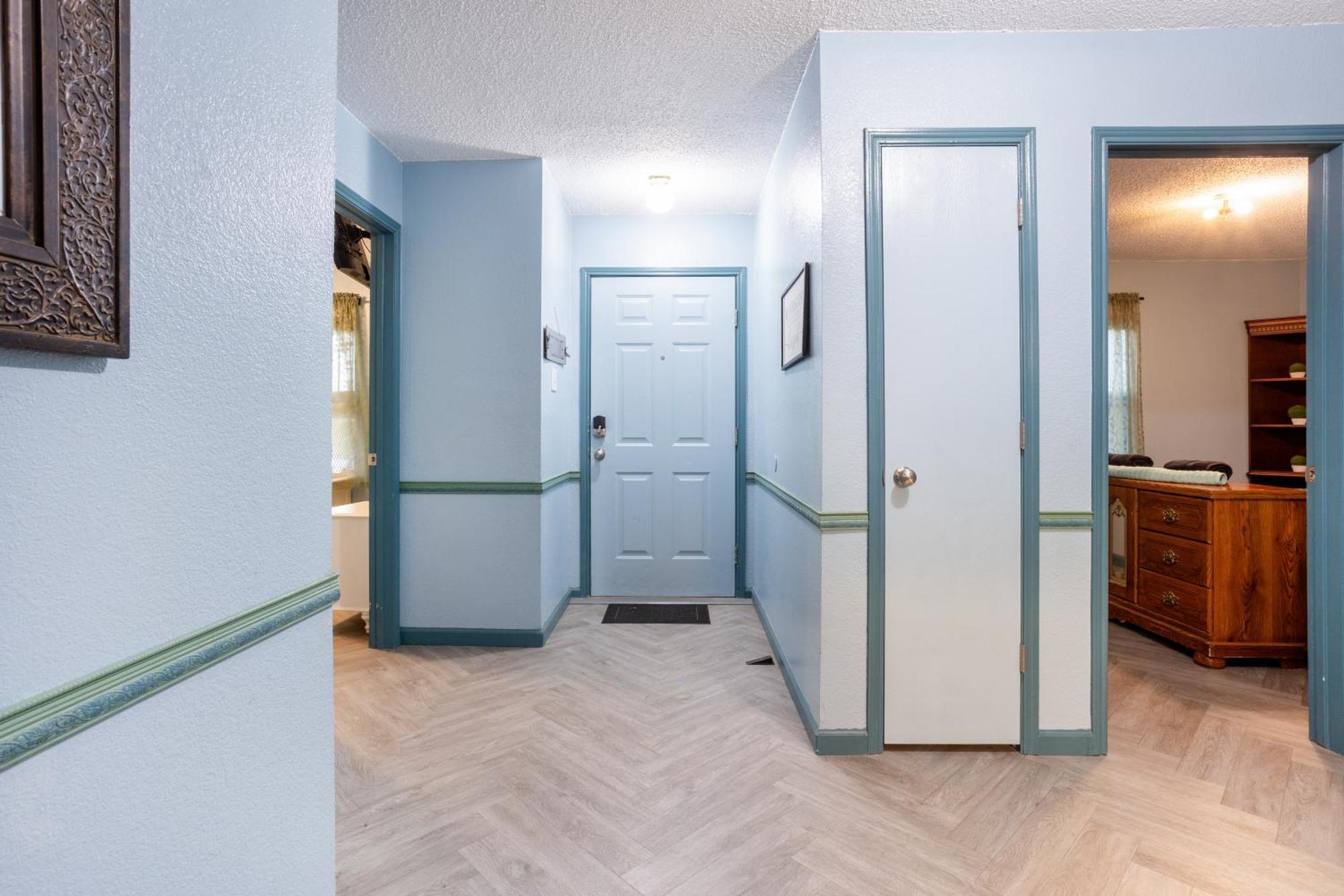 Ultimate Group Getaway With Massage Chair, Family Game Room, 2 King Beds, Sleeps 12